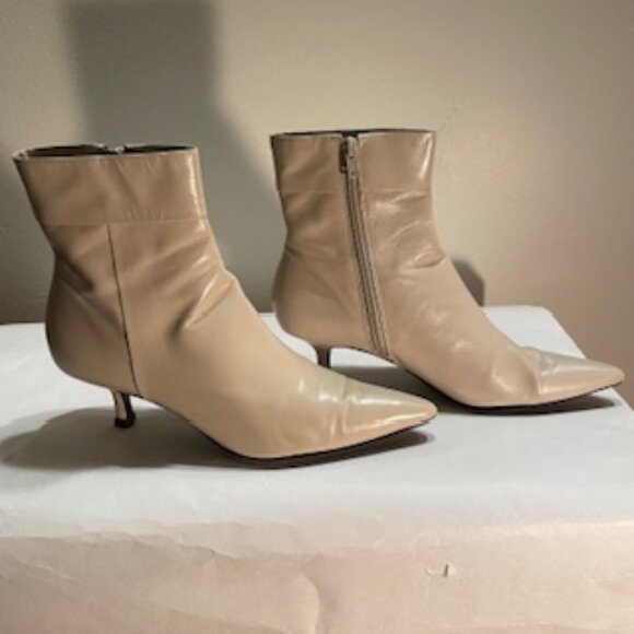 Nine West Sculpt Ankle Boot Ivory 2" Heel Size 8 M - Picture 2 of 9